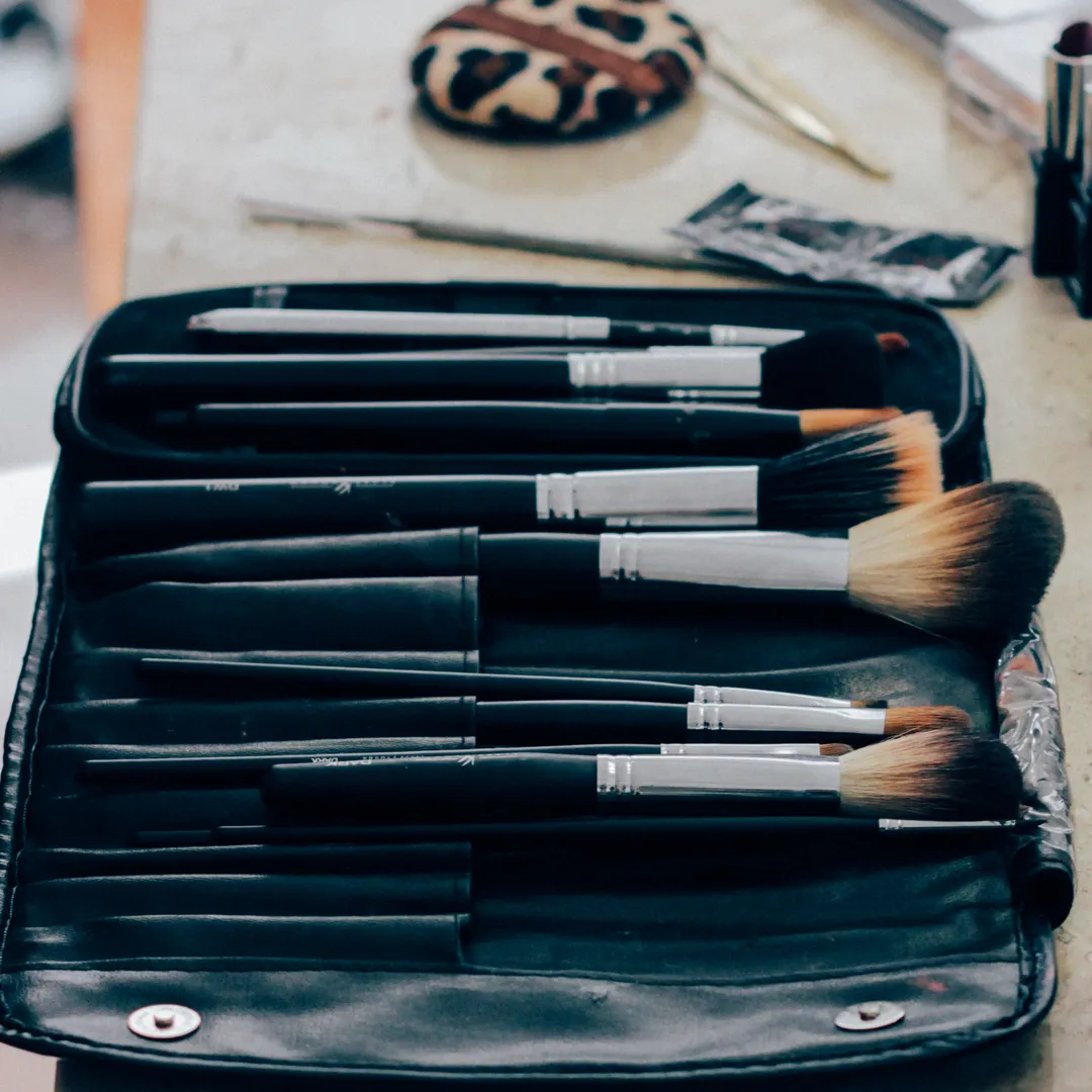 Estuche abierto con brochas de maquillaje de distintos tamaños