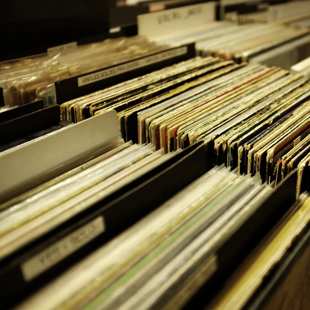 Cajas de discos de vinilo en una tienda de música
