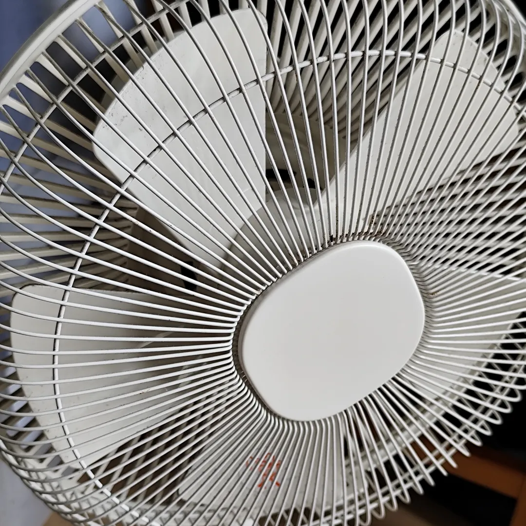 Ventilador eléctrico blanco visto de frente