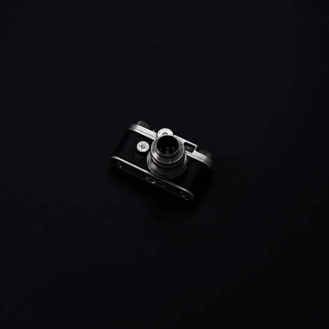Cámara de fotos compacta sobre fondo negro