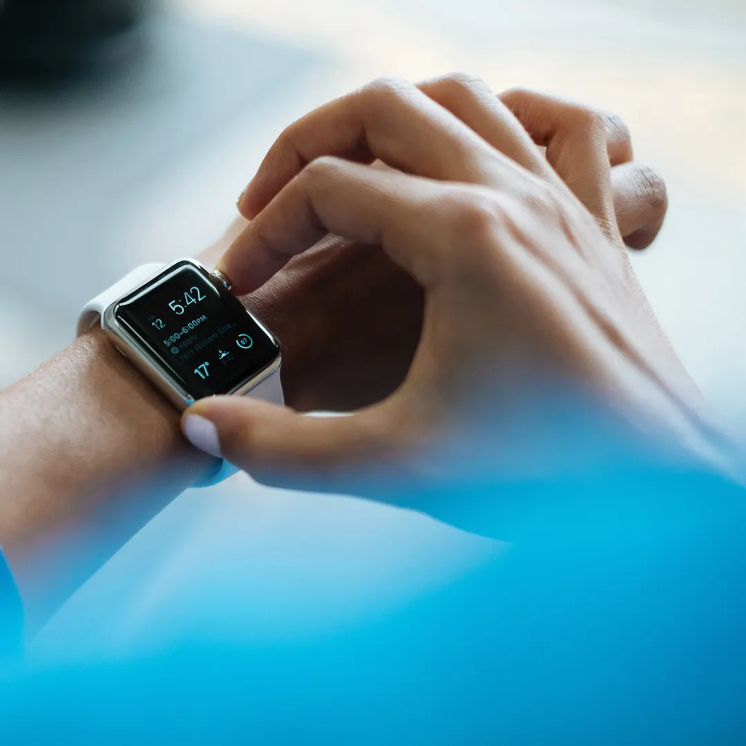 Persona tocando la pantalla de un reloj inteligente en su muñeca