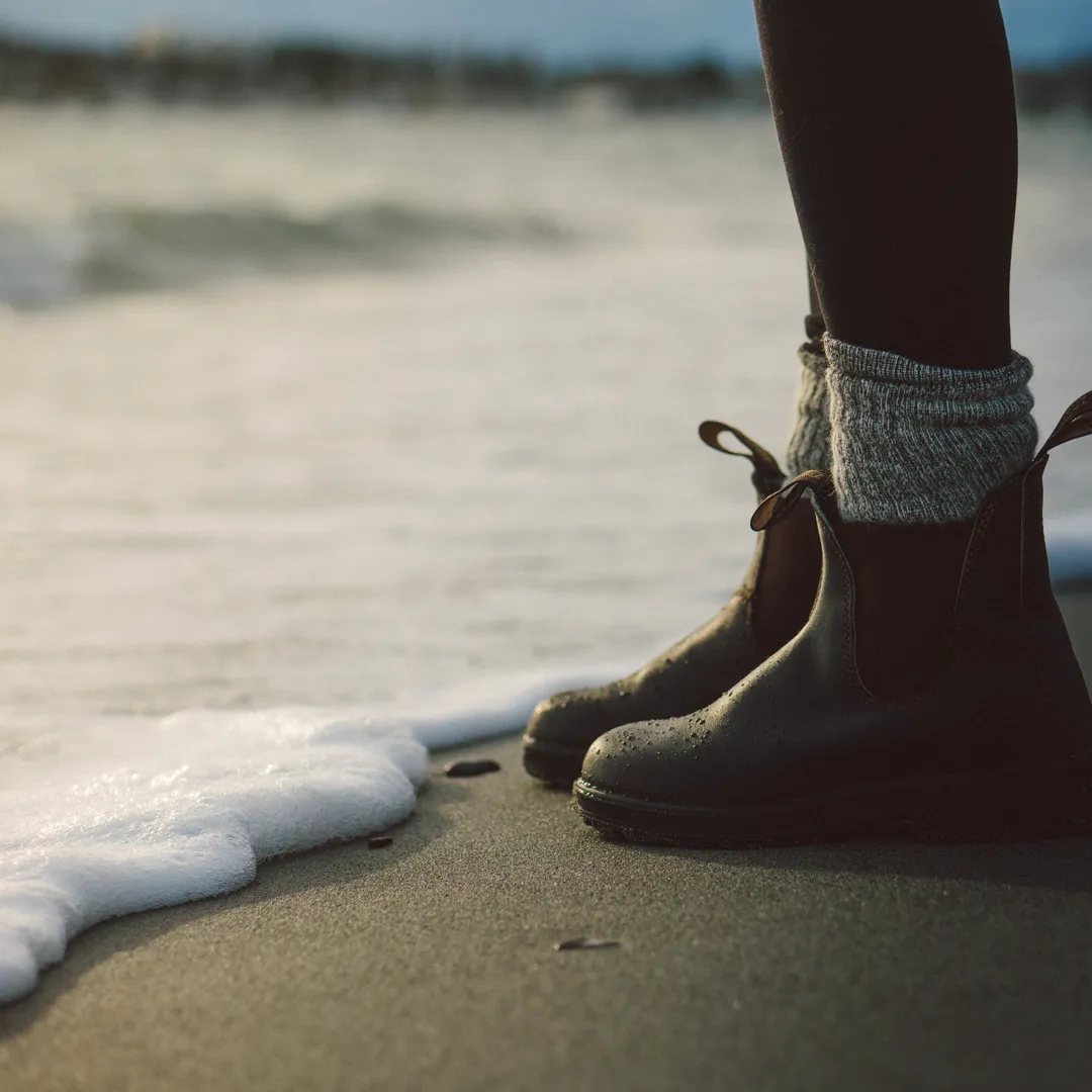 Botas de piel en la orilla del mar