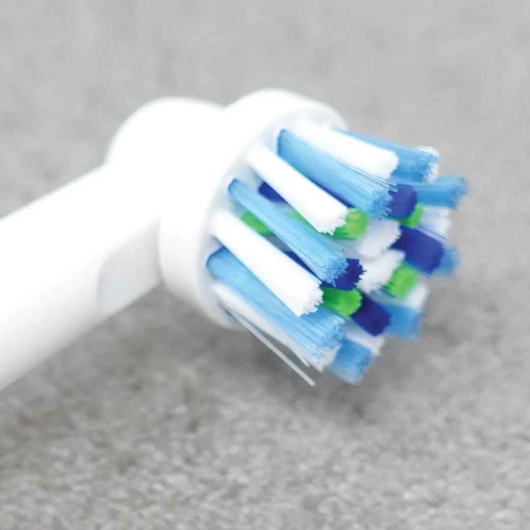 Cabezal de un cepillo de dientes eléctrico en primer plano