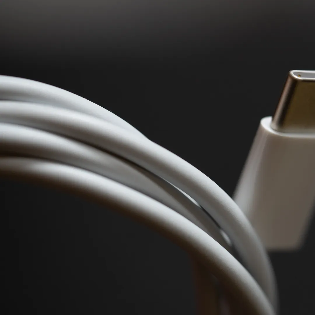 Cable USB-C blanco en primer plano