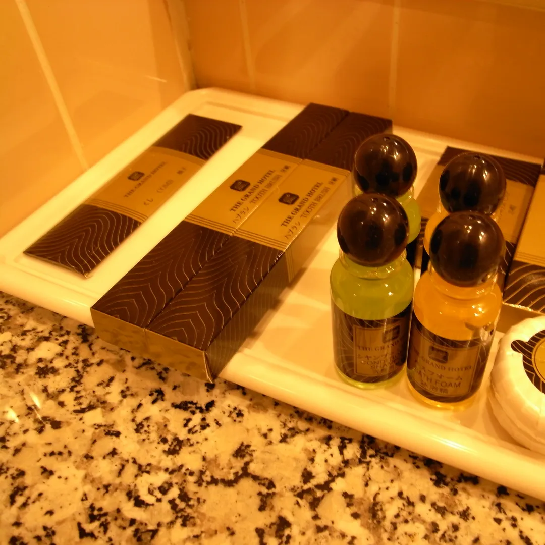 Frascos de productos de aseo en el lavabo de un hotel