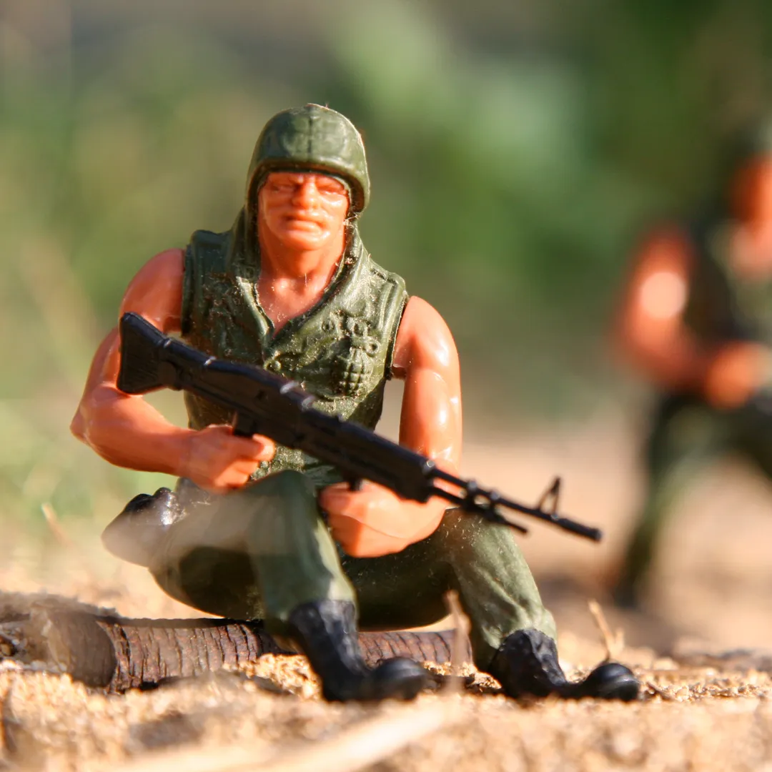 Figura de juguete de un soldado sobre la arena