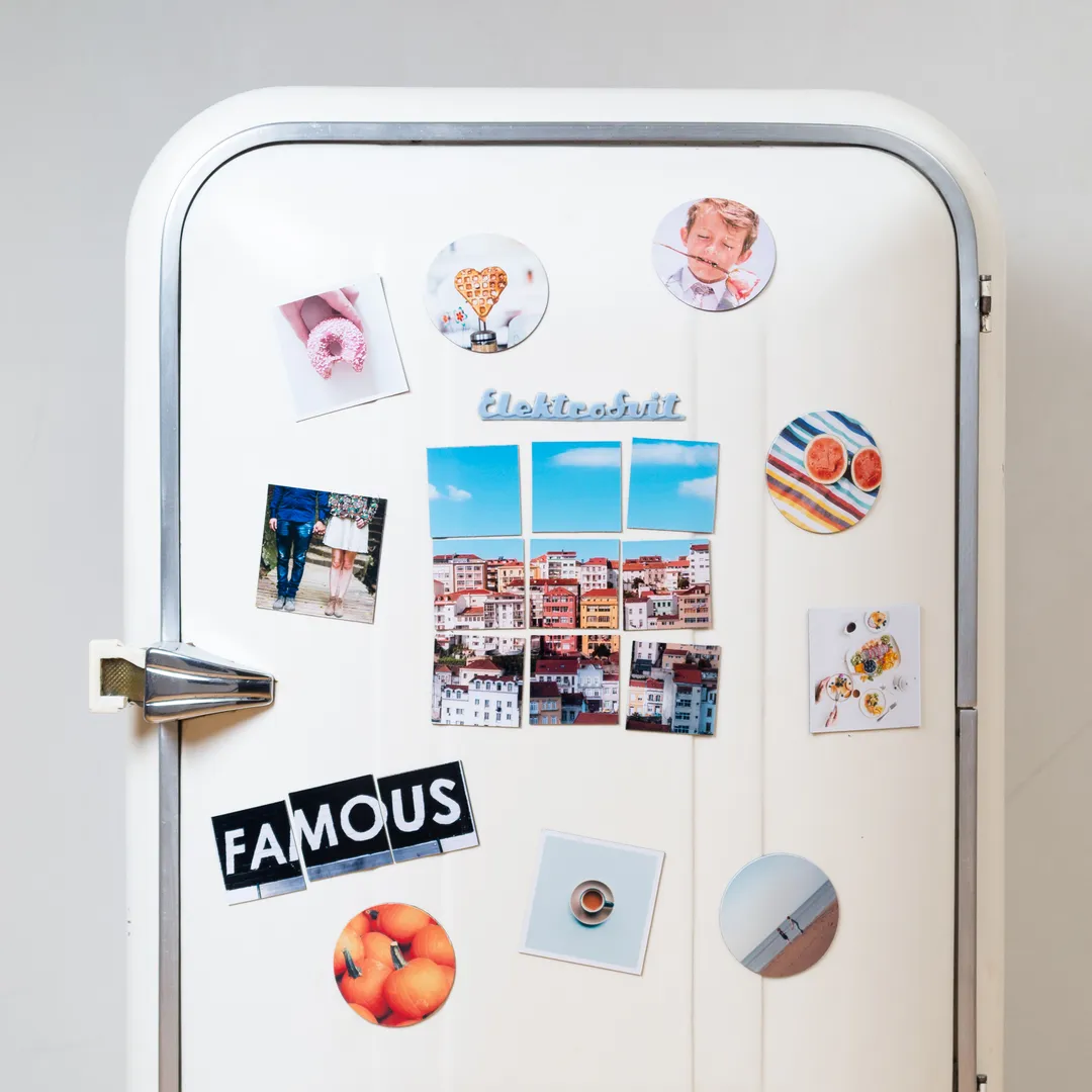 Frigorífico retro blanco con imanes
