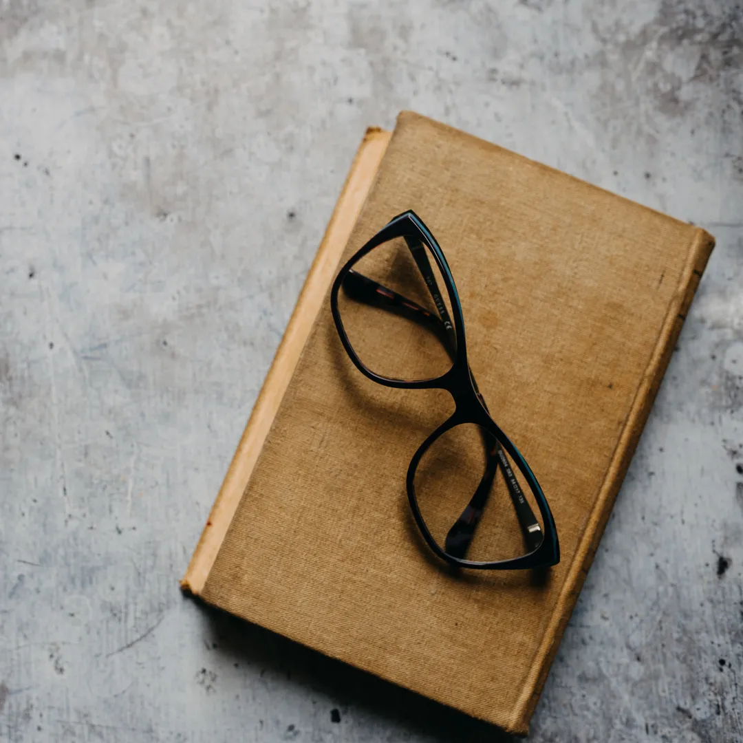 Gafas de vista sobre un libro viejo