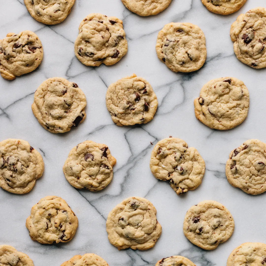 Galletas con pepitas de chocolate sobre una encimera de mármol