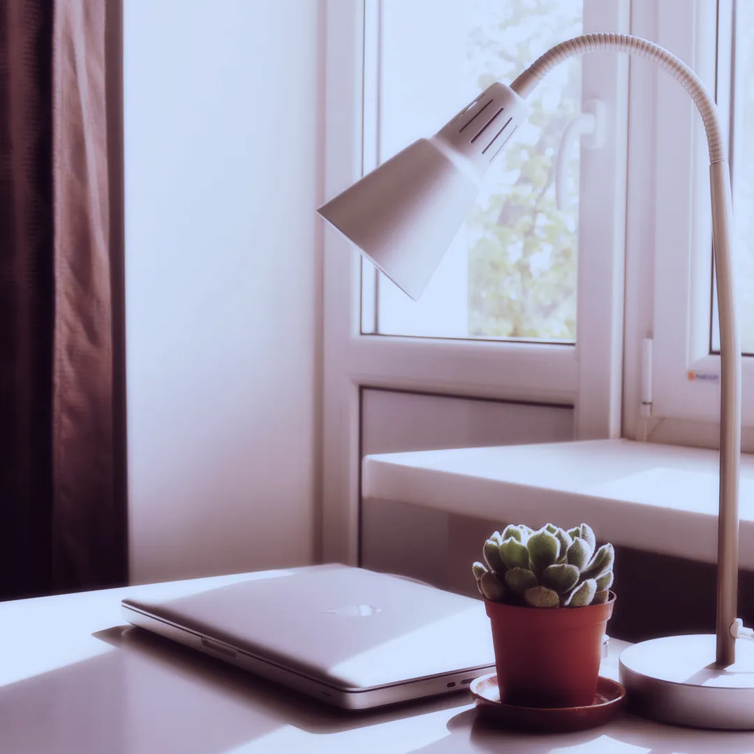 Lámpara de escritorio junto a una ventana