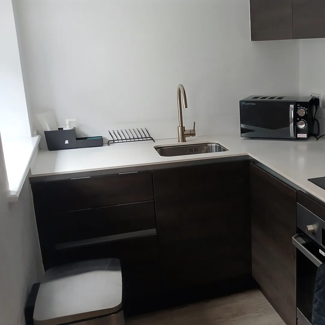 Cocina moderna con un microondas sobre la encimera