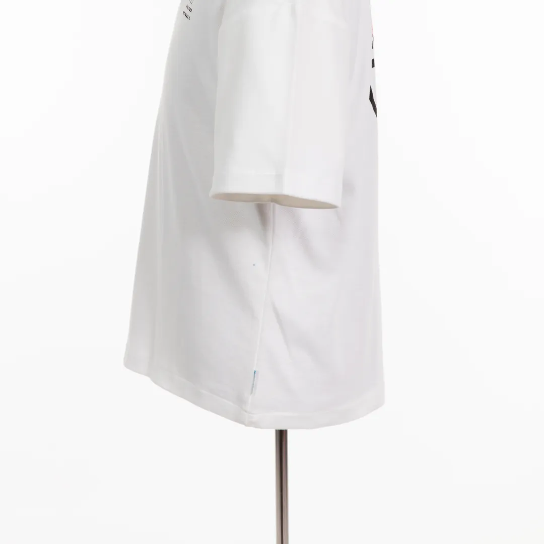 Polo blanco en un maniquí