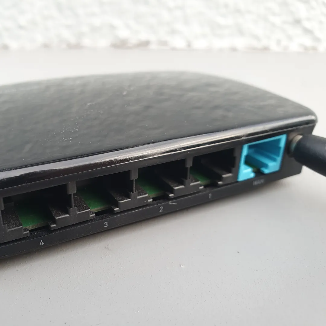 Router con puertos de red, visto de lado