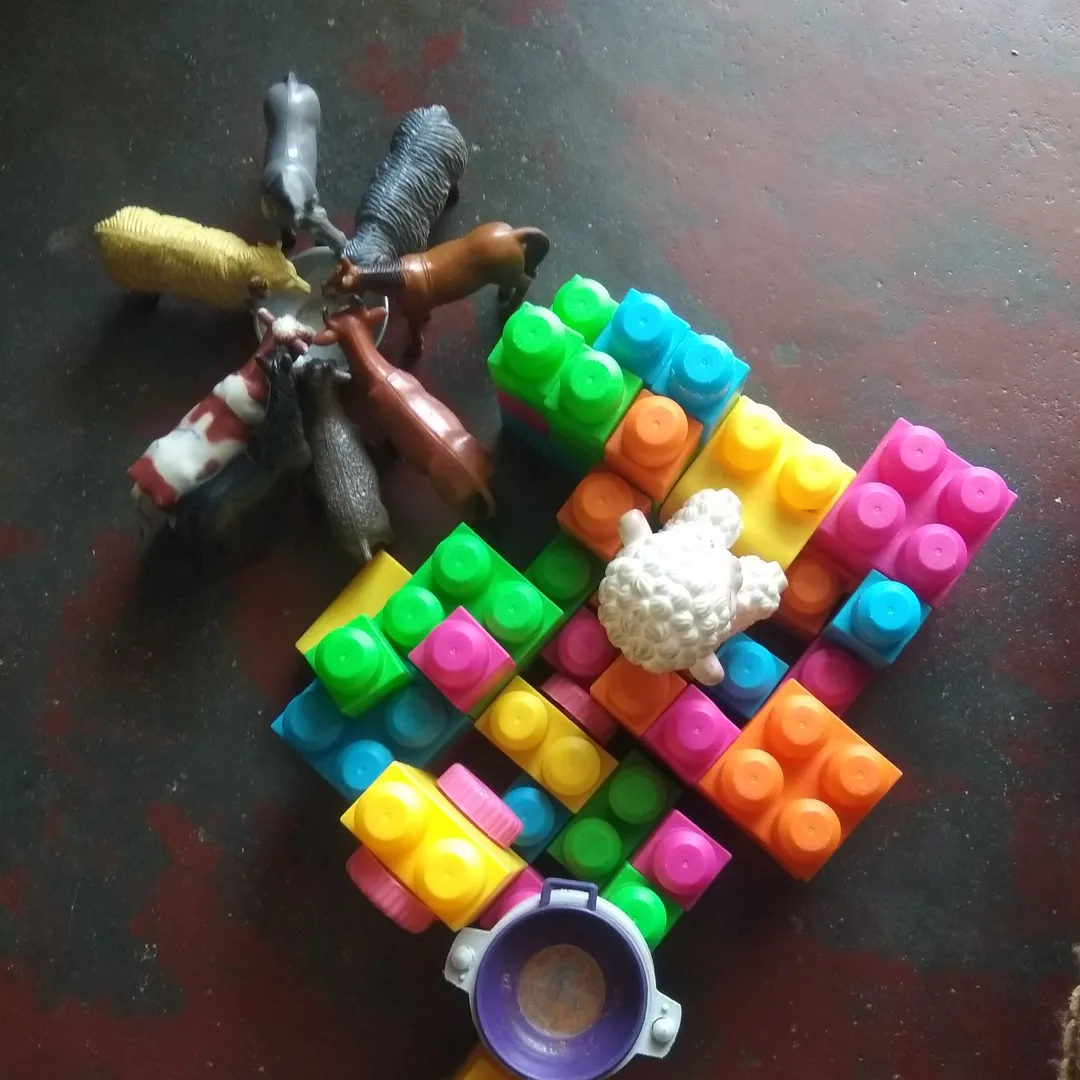 Piezas de construcción de juguete de colores encajadas