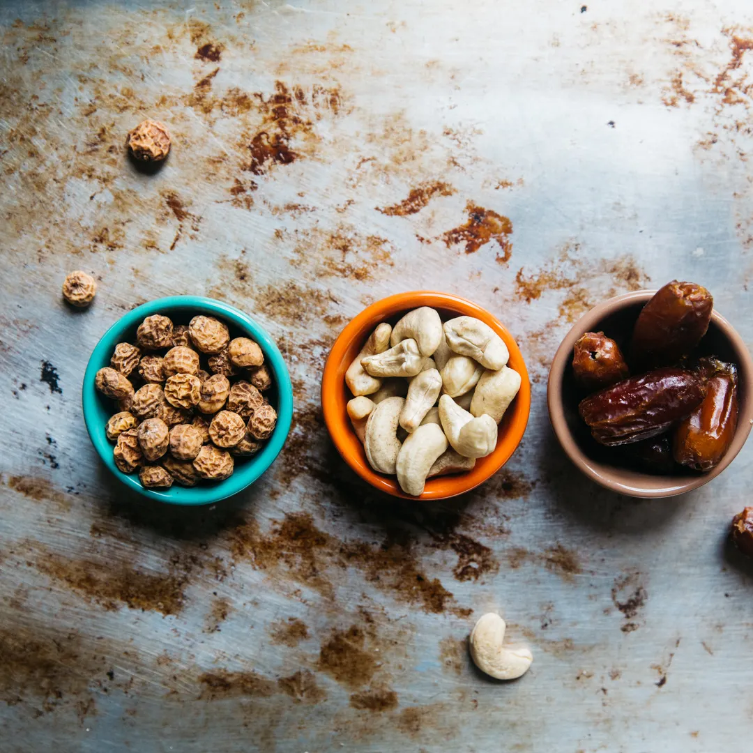 Cuencos con frutos secos y dátiles